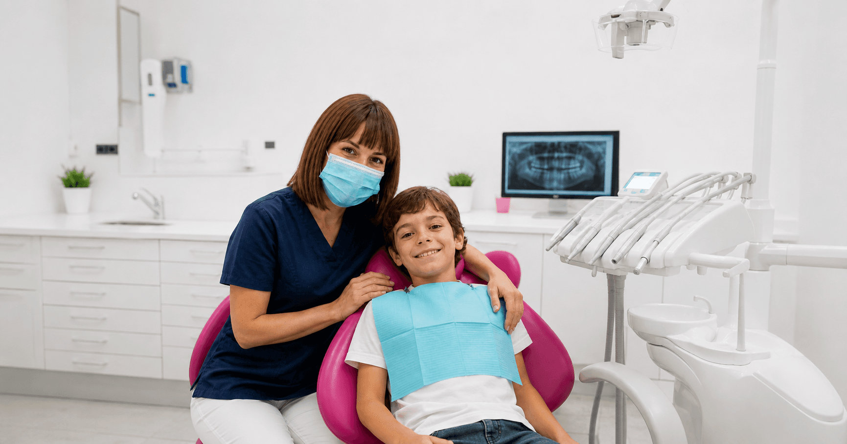 Dr Laura Bernal, dentiste à Albertville, avec un jeune patient au cabinet