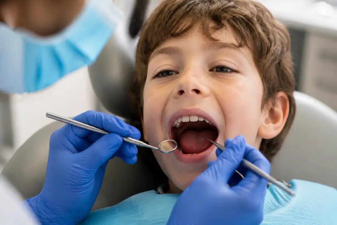 Enfant souriant — dentisterie douce pour enfants et adultes au Cabinet Dr Laura Bernal, Albertville