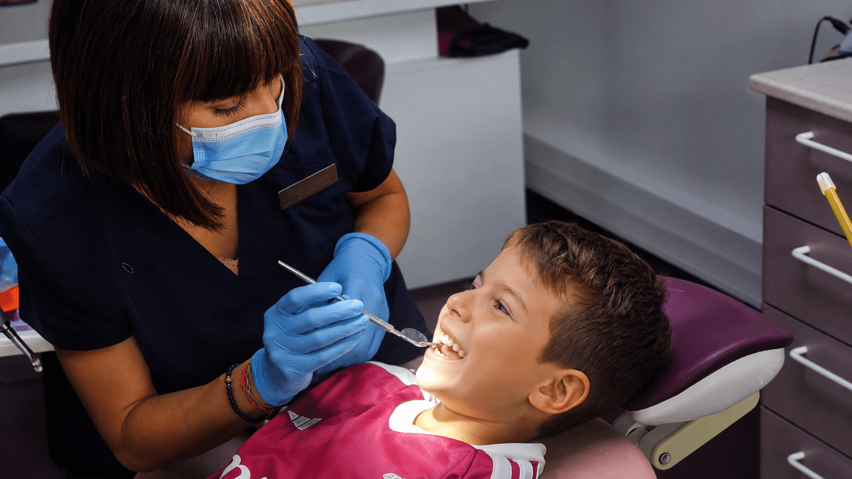 Enfant lors d'un examen dentaire — dentisterie douce pour enfants au Cabinet Dr Laura Bernal, Albertville